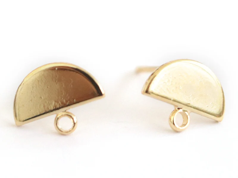 Paire de puces d'oreilles avec plateau demi-cercle - dorée à l'or fin 18K