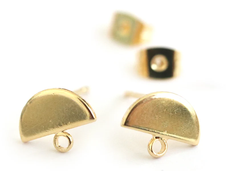 Paire de puces d'oreilles avec plateau demi-cercle - dorée à l'or fin 18K
