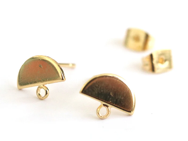 Paire de puces d'oreilles avec plateau demi-cercle - dorée à l'or fin 18K