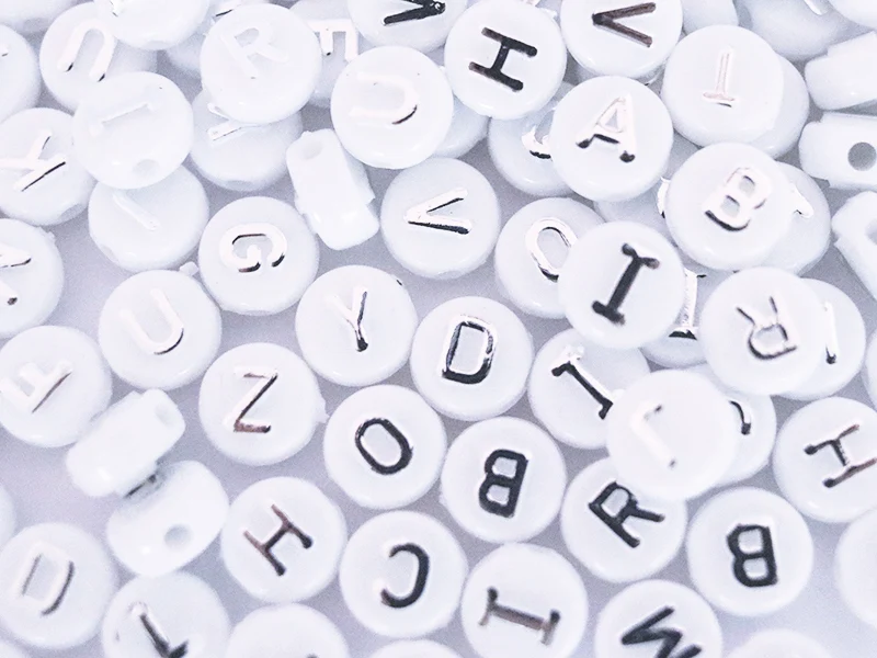 Lot de 200 perles rondes alphabet - lettres argentées