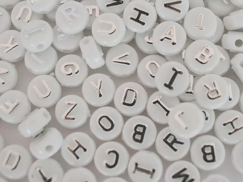 Lot de 200 perles rondes alphabet - lettres argentées