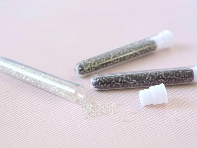 Tube de 350 perles à inclusions argentés - blanc