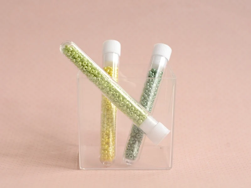 Tube de 350 perles de rocailles opaques nacrées - vert pomme