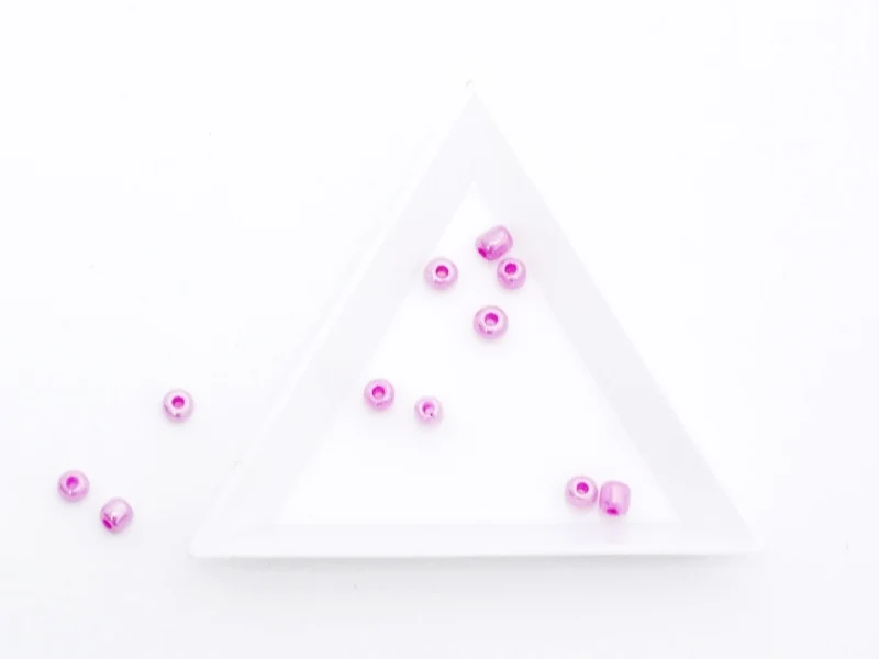 Plateau triangulaire pour trier les perles