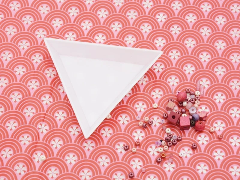 Plateau triangulaire pour trier les perles